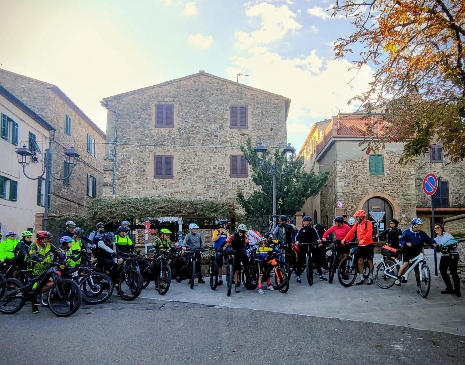 PEDALATA AL TRAMONTO
